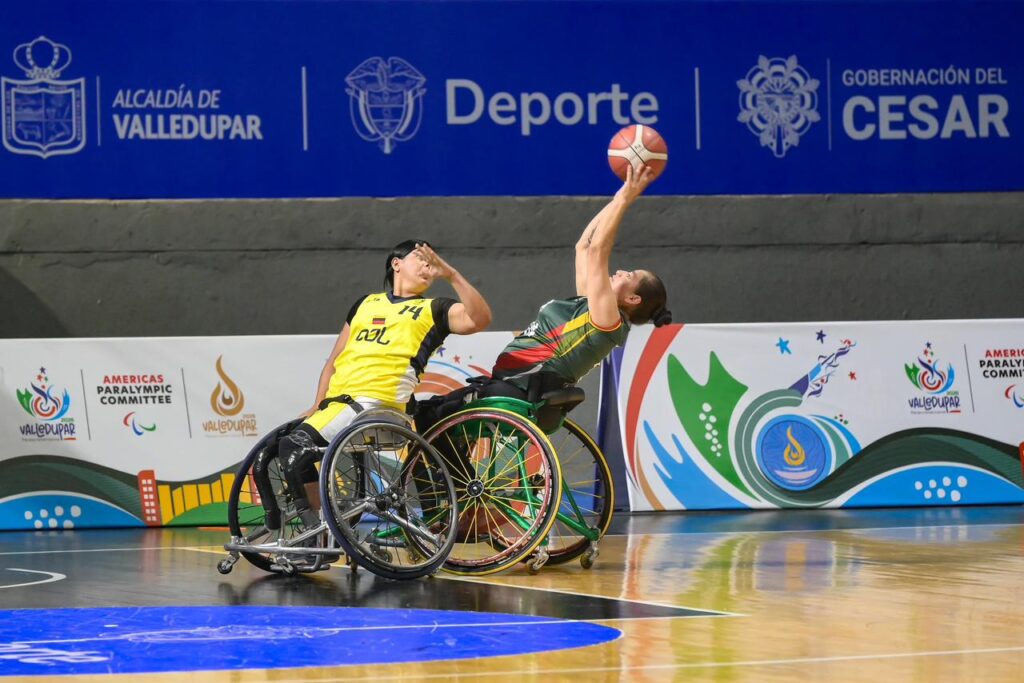 Jugadoras de Colombia y Bolivia disputan un balón durante el partido de baloncesto femenino en silla de ruedas en los Juegos Parasuramericanos Valledupar 2026.
