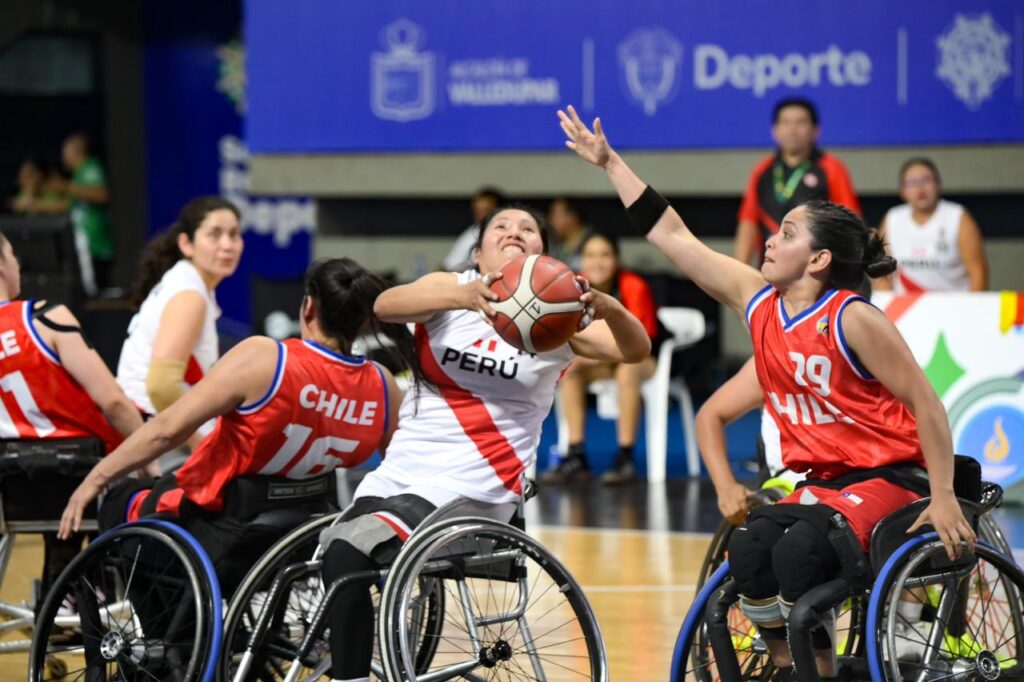 Jugadoras de Perú y Chile disputan un partido de baloncesto femenino en silla de ruedas durante los Juegos Parasuramericanos Valledupar 2026.