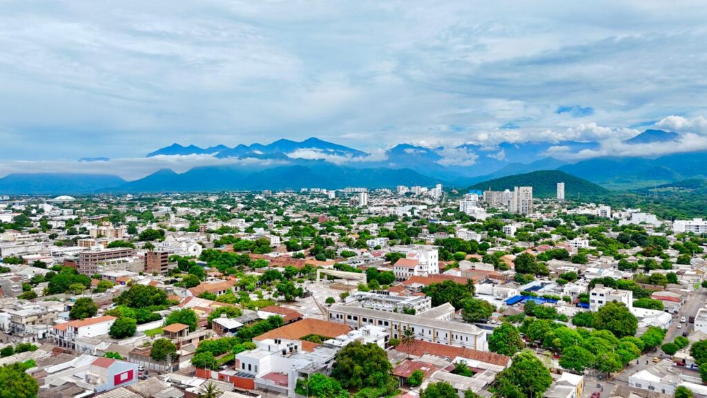 Vista panorámica de la ciudad de Valledupar con la Sierra Nevada de Santa Marta al fondo, sede del I Foro Regional de Urología.