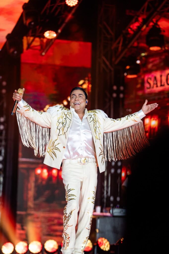Churo Díaz durante el lanzamiento de su álbum El Pluma Blanca en el Parque de la Leyenda Vallenata de Valledupar.