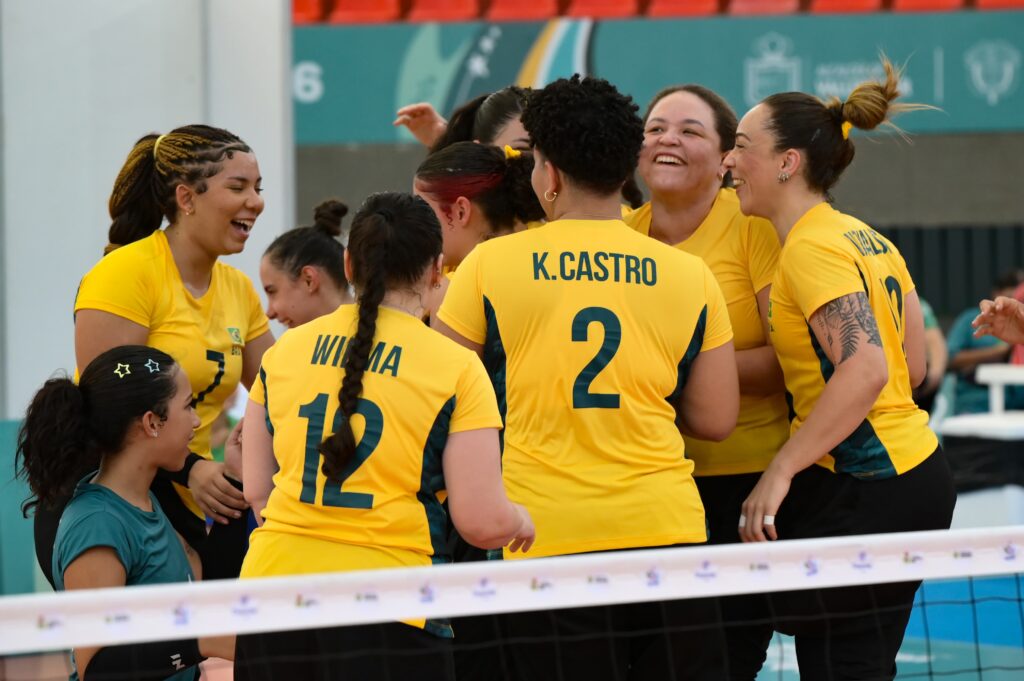 Jugadoras de Brasil celebran un punto durante un partido de voleibol sentado en los II Juegos Parasuramericanos Valledupar 2026.