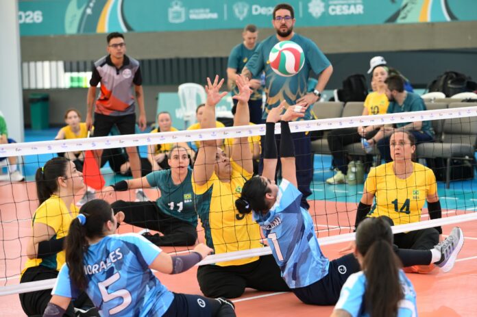 Partido de voleibol sentado entre Brasil y Argentina durante la fase de grupos de los II Juegos Parasuramericanos Valledupar 2026 en el Coliseo Julio Monsalvo Castilla.