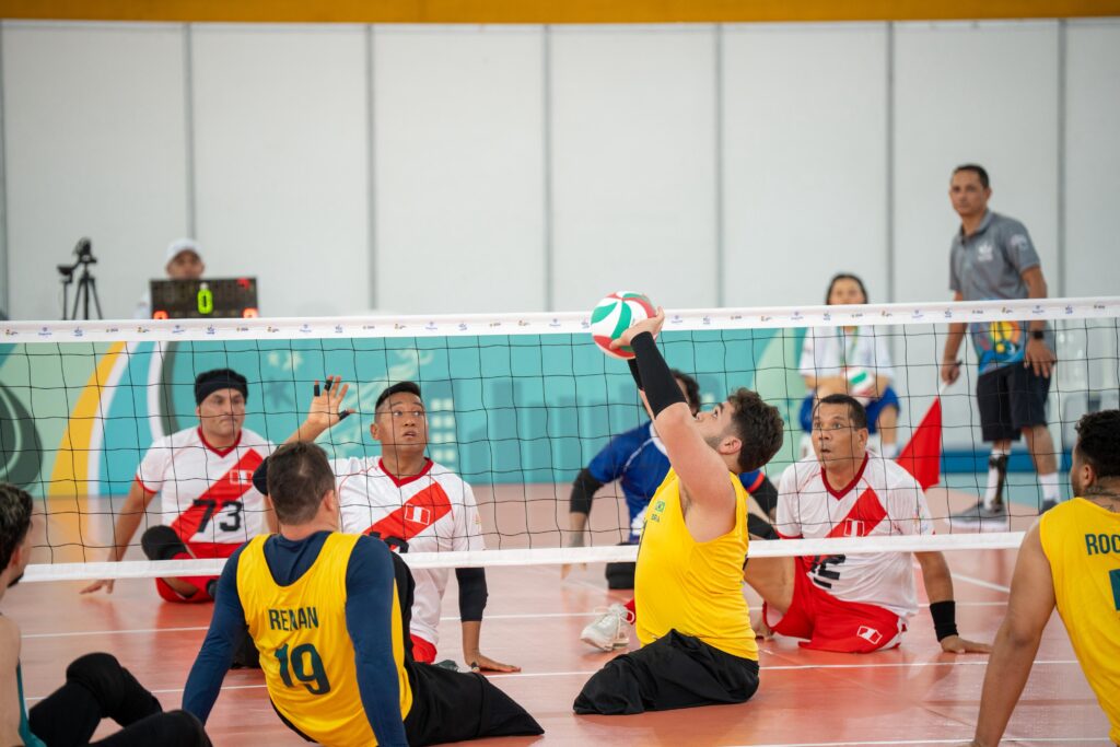 Jugadores de Brasil y Perú disputan un punto durante el torneo de voleibol sentado en los II Juegos Parasuramericanos Valledupar 2026.