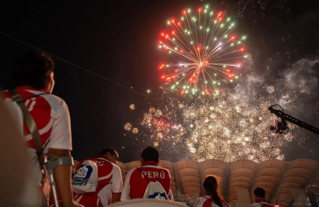 Espectáculo de fuegos artificiales durante la ceremonia inaugural de los II Juegos Parasuramericanos Valledupar 2026, con la delegación de Perú presente en el estadio.