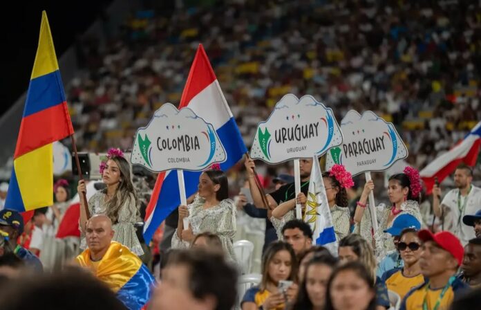 Delegaciones de Colombia, Uruguay y Paraguay durante la ceremonia inaugural de los II Juegos Parasuramericanos Valledupar 2026 en el estadio Armando Maestre Pavajeau.