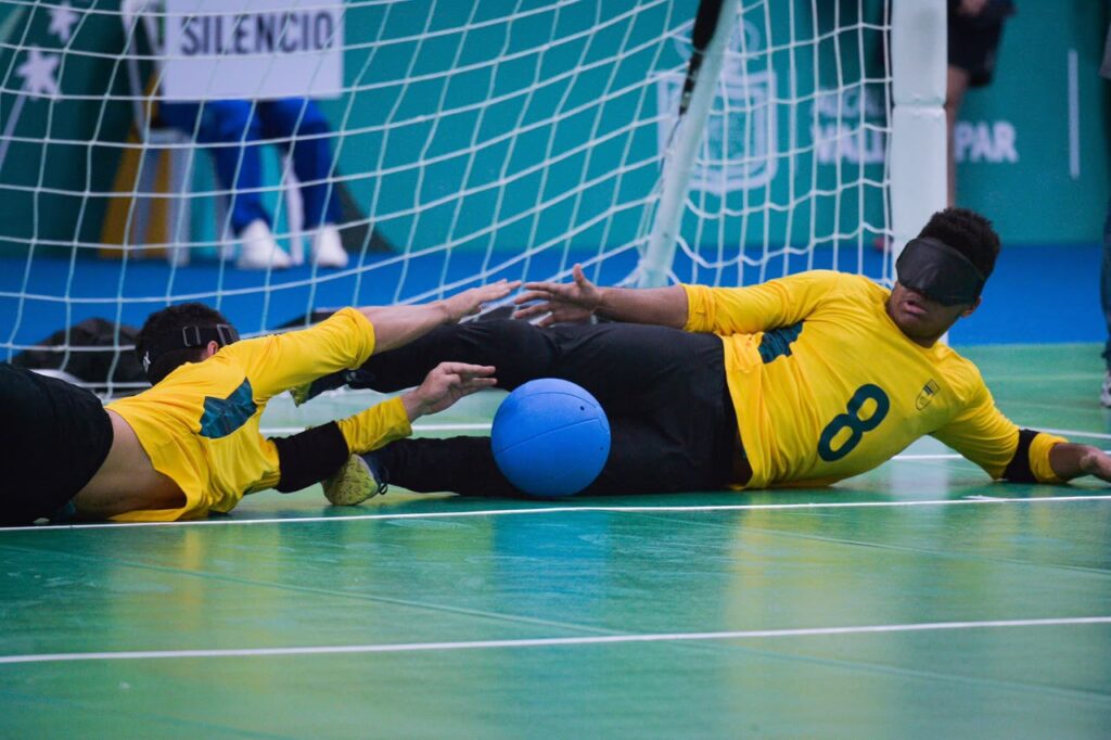 Jugadores de Brasil disputan la final de golbol masculino durante los Juegos Parasuramericanos Valledupar 2026.
