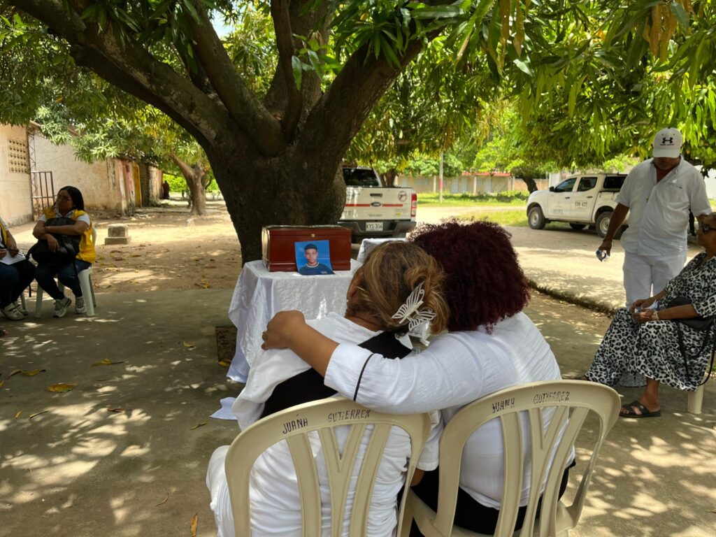 Familiares participan en una ceremonia de entrega digna de una persona desaparecida acompañada por la Unidad de Búsqueda de Personas dadas por Desaparecidas (UBPD).