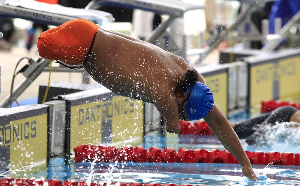Para atleta realiza la partida desde el bloque de salida en una competencia de Para natación durante los II Juegos Parasuramericanos Valledupar 2026.