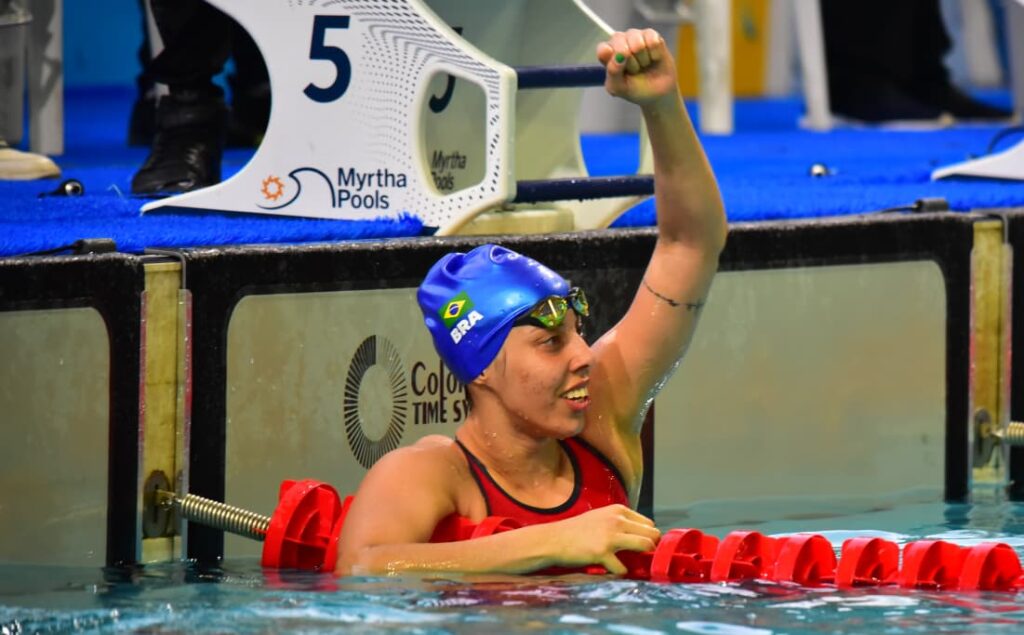 Nadadora brasileña celebra tras una competencia de los Juegos Parasuramericanos Valledupar 2026.