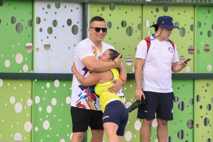 Atleta celebra con un abrazo durante los Juegos Parasuramericanos Valledupar 2026.