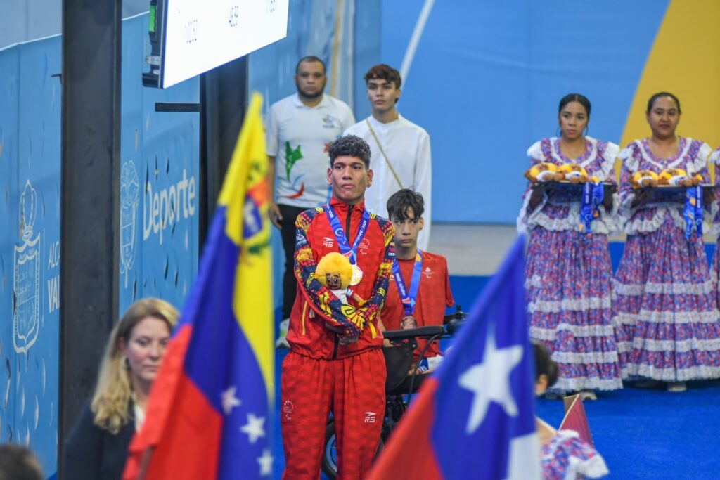 Deportista celebra con su medalla de oro durante la premiación de Para natación en los Juegos Parasuramericanos Valledupar 2026.