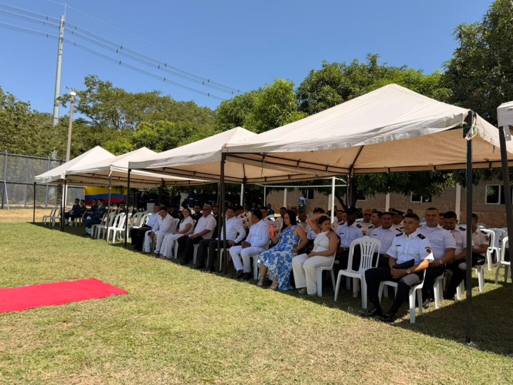 Funcionarios, autoridades e invitados participan en la conmemoración del Día del INPEC en La Tramacúa de Valledupar.