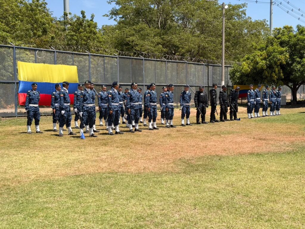 Funcionarios del INPEC participan en una formación durante la conmemoración realizada en La Tramacúa de Valledupar.