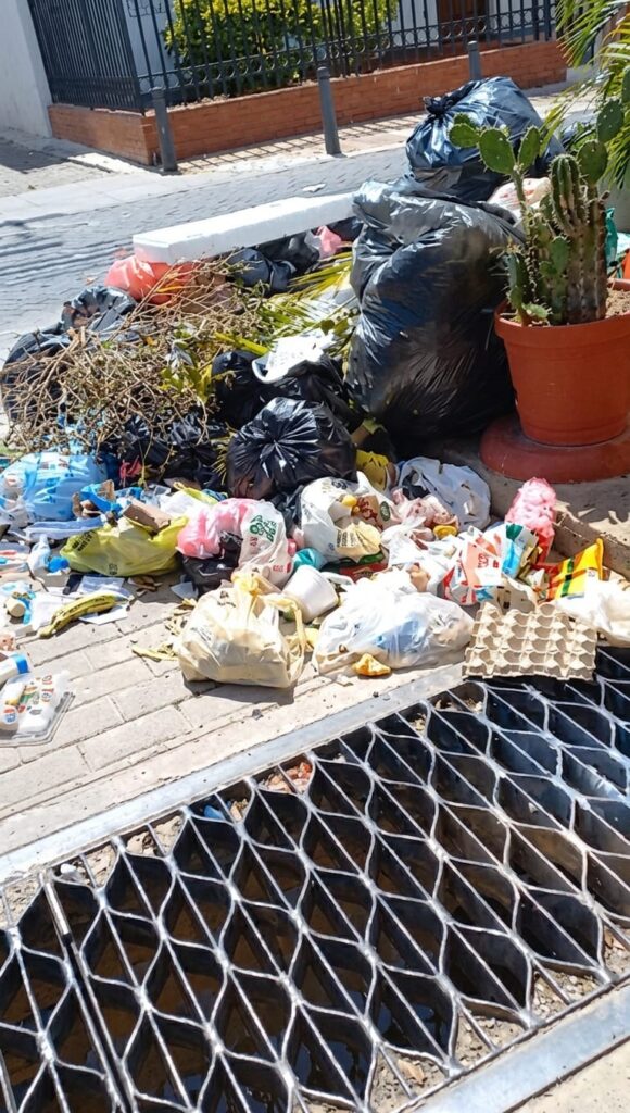 Basuras acumuladas junto a una alcantarilla en Valledupar