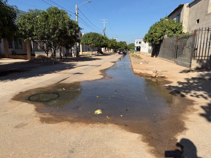 Aguas residuales por el rebosamiento del alcantarillado en el barrio San Jerónimo de Valledupar.
