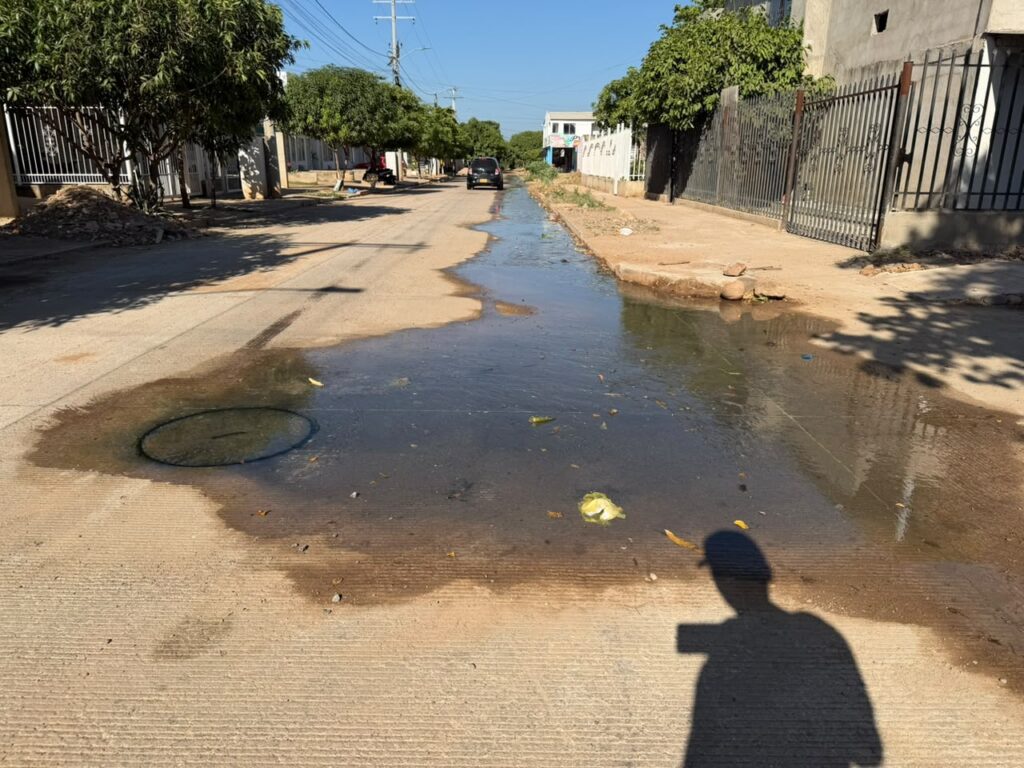 Calle afectada por el rebosamiento del alcantarillado en San Jerónimo, Valledupar.