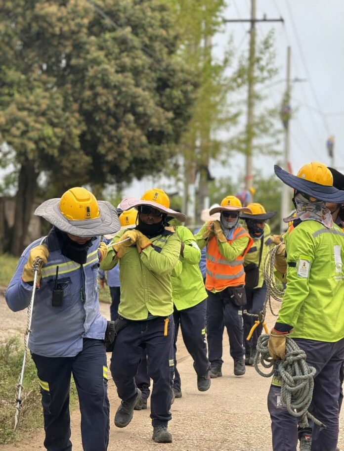 Trabajadores de Afinia durante labores por cortes de luz en Valledupar