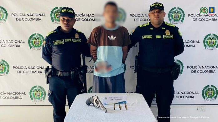 Policías custodian a un hombre judicializado por presuntamente portar un arma de fuego en Bosconia, Cesar.