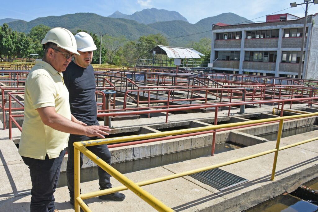 Funcionarios recorren la planta de Emdupar durante los trabajos para normalizar el servicio de acueducto en Valledupar.