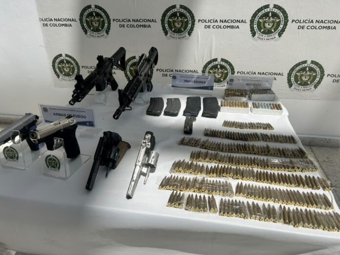 Armas de fuego, proveedores y municiones incautadas durante un operativo policial en Agustín Codazzi.