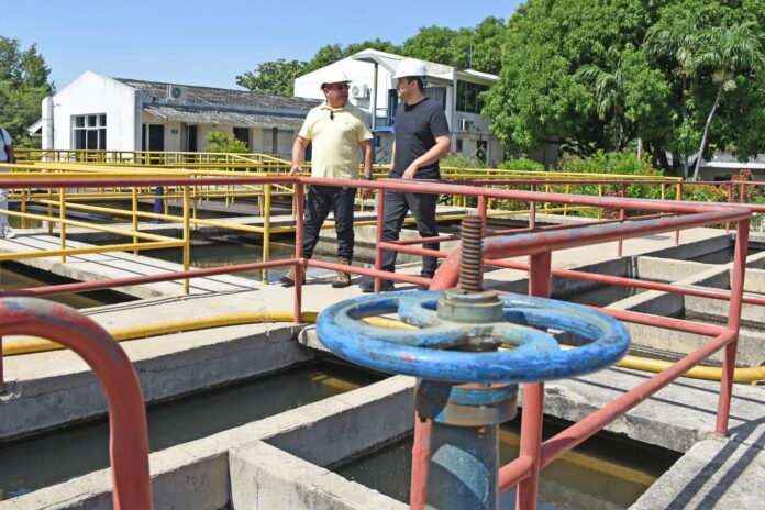 Personal técnico de Emdupar revisa válvulas en la planta de agua para restablecer el suministro en Valledupar.