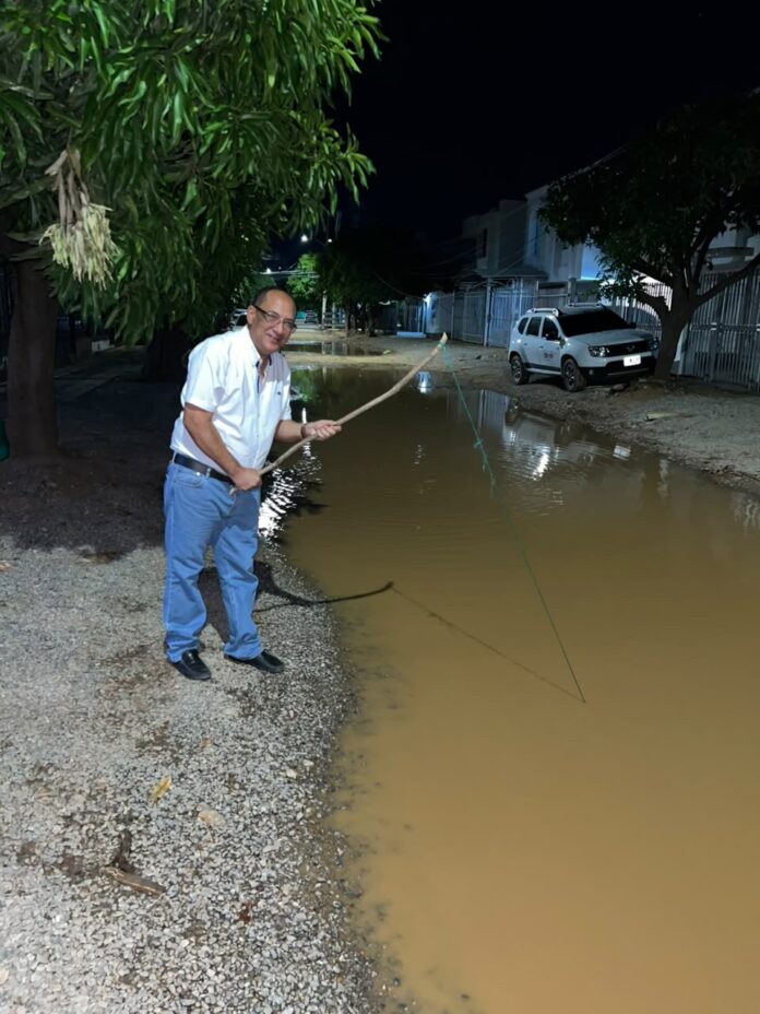 Jesús Suárez simula pescar junto al colector pluvial de Valledupar