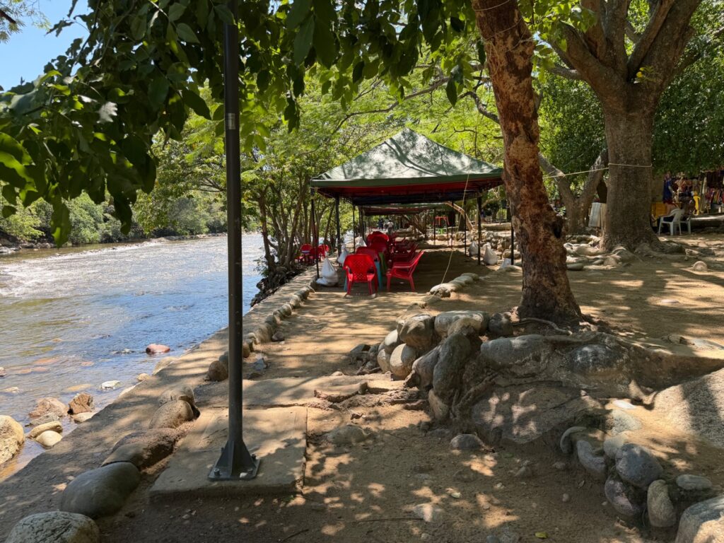 Carpas instaladas sobre la ronda hídrica del río Guatapurí en el balneario Hurtado, en Valledupar.