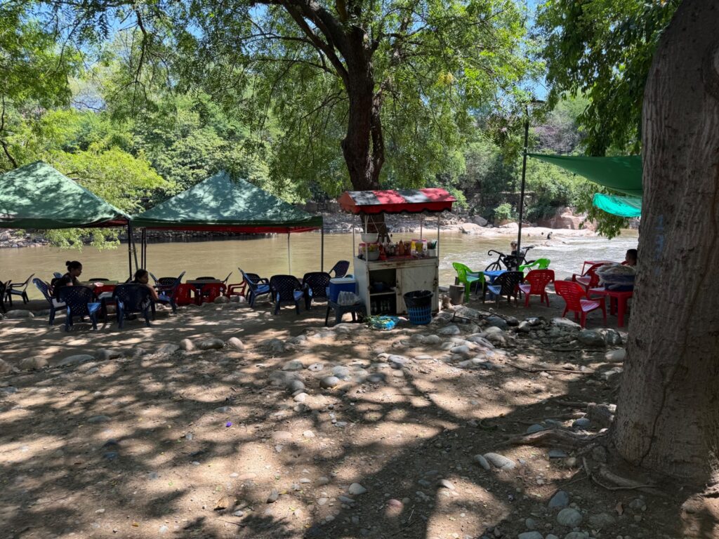 Carpas y puestos de venta instalados en la ribera del río Guatapurí, en el balneario Hurtado de Valledupar.