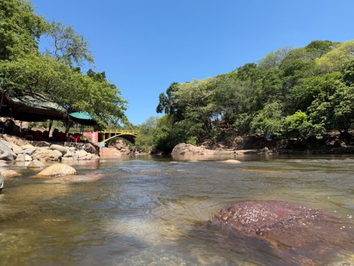 Vista del río Guatapurí en el balneario Hurtado, uno de los principales patrimonios ecológicos y turísticos de Valledupar.