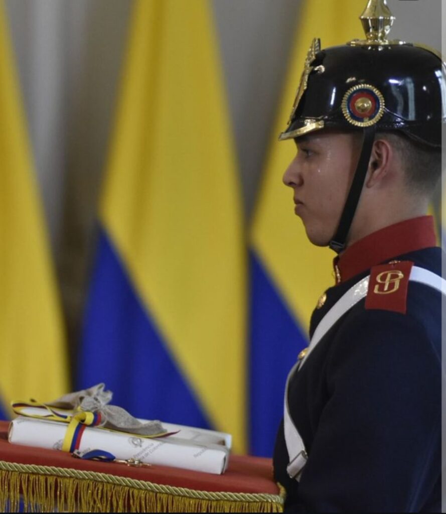 Integrante de la Guardia Presidencial custodia la Orden de Boyacá durante una ceremonia oficial en la Casa de Nariño.