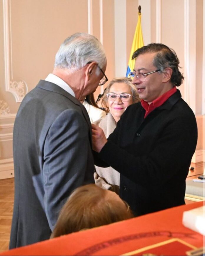 El presidente Gustavo Petro entrega la Orden de Boyacá al ministro de Salud, Guillermo Jaramillo, durante una ceremonia oficial.