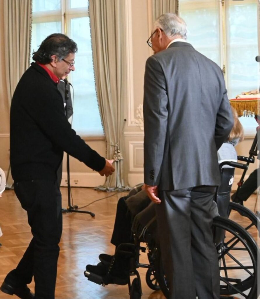 El presidente Gustavo Petro acompaña a Guillermo Jaramillo durante la ceremonia de entrega de la Orden de Boyacá en la Casa de Nariño.