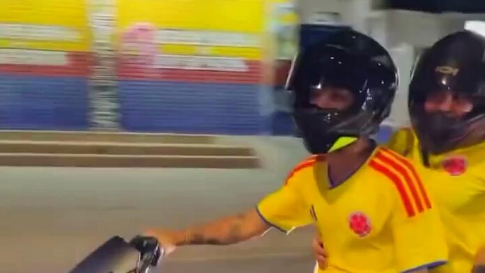 Alias 'Bendito Menor' y su pareja recorren las calles de Riohacha en motocicleta. El presidente electo Abelardo de la Espriella ordenó convertir al presunto cabecilla en objetivo de alto valor del próximo Gobierno.