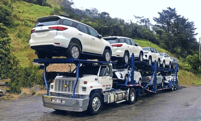 Tractocamión tipo niñera que transporta camionetas Toyota, similar al asaltado entre Pelaya y Aguachica, en el Cesar.