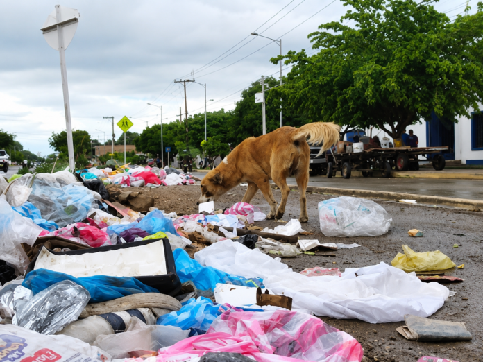 Basuras acumuladas en una calle de Valledupar