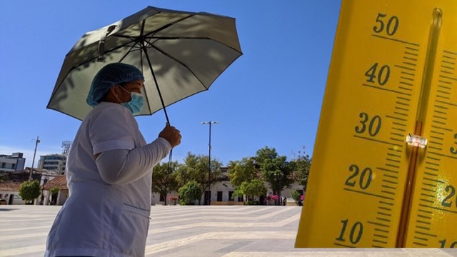 Mujer se protege del sol durante las altas temperaturas en Valledupar