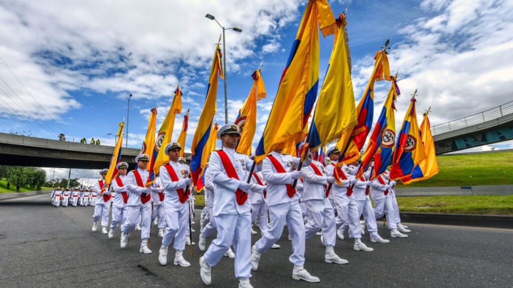 Militares portan banderas de Colombia durante el desfile del 20 de julio
