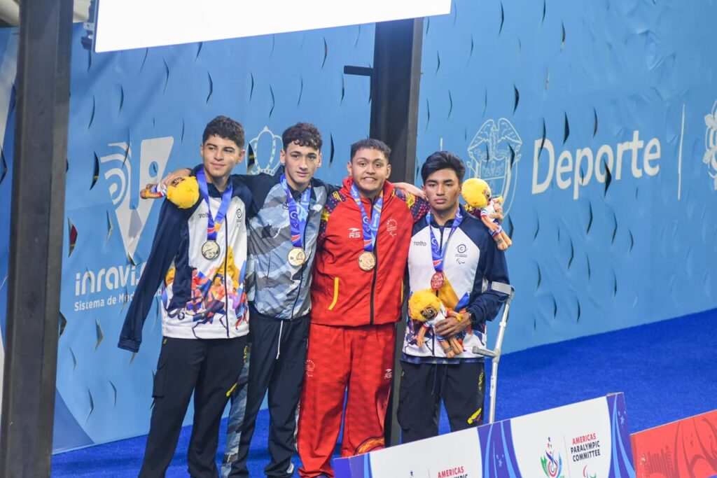 Deportistas exhiben sus medallas durante la jornada de Para natación de los Juegos Parasuramericanos Valledupar 2026.
