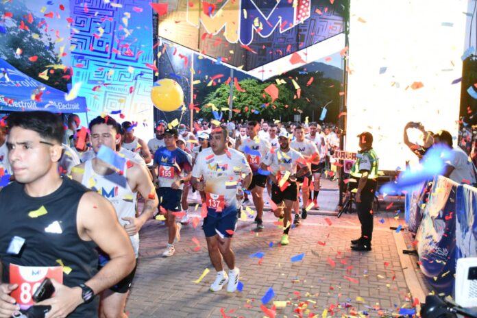 Corredores participaron en la Media Maratón de la Independencia realizada en Valledupar.