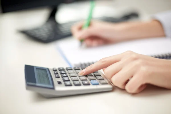 Persona utiliza una calculadora para verificar los valores reportados en la información exógena DIAN 2026.