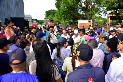 Autoridades y comunidad durante el operativo de desalojo en el antiguo lote Idema.