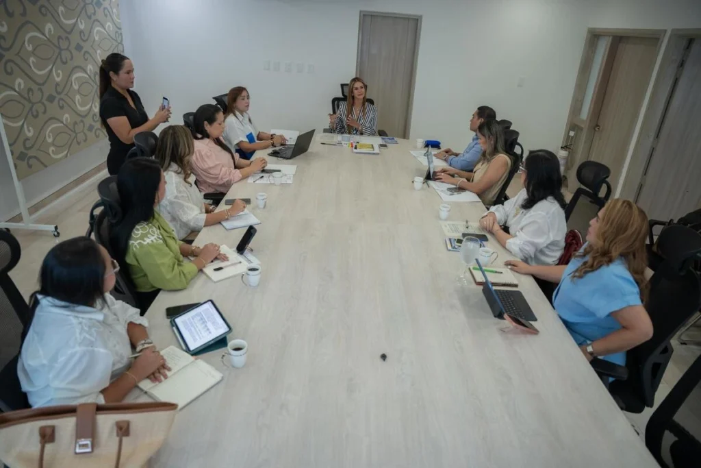 Funcionarias participan en una mesa de trabajo sobre la deuda de salud en el Cesar