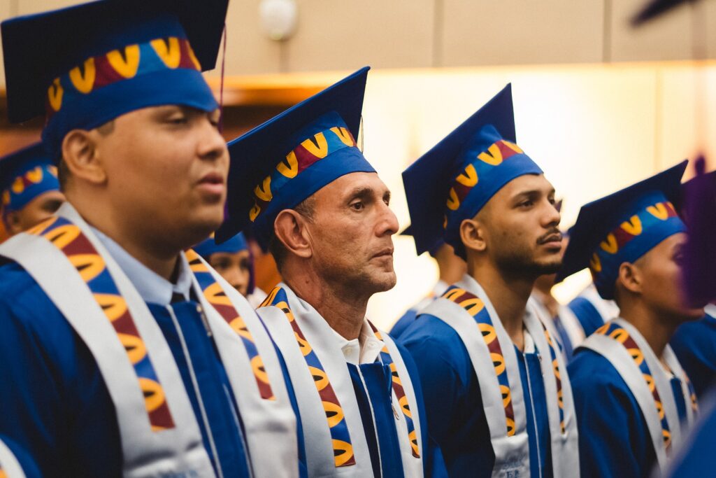 Juan Carlos Ramírez participa junto a otros graduandos en una ceremonia de la Universidad del Magdalena