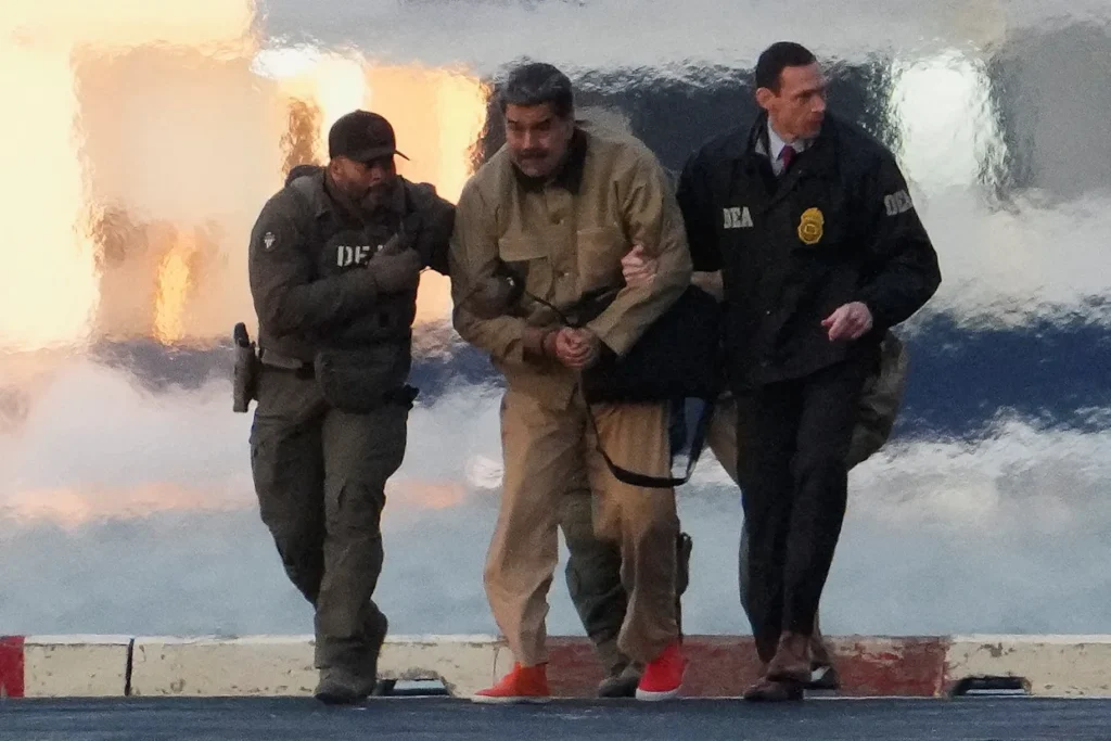 Nicolás Maduro es escoltado por agentes de seguridad en Estados Unidos, donde enfrenta una demanda por presuntas ejecuciones extrajudiciales.