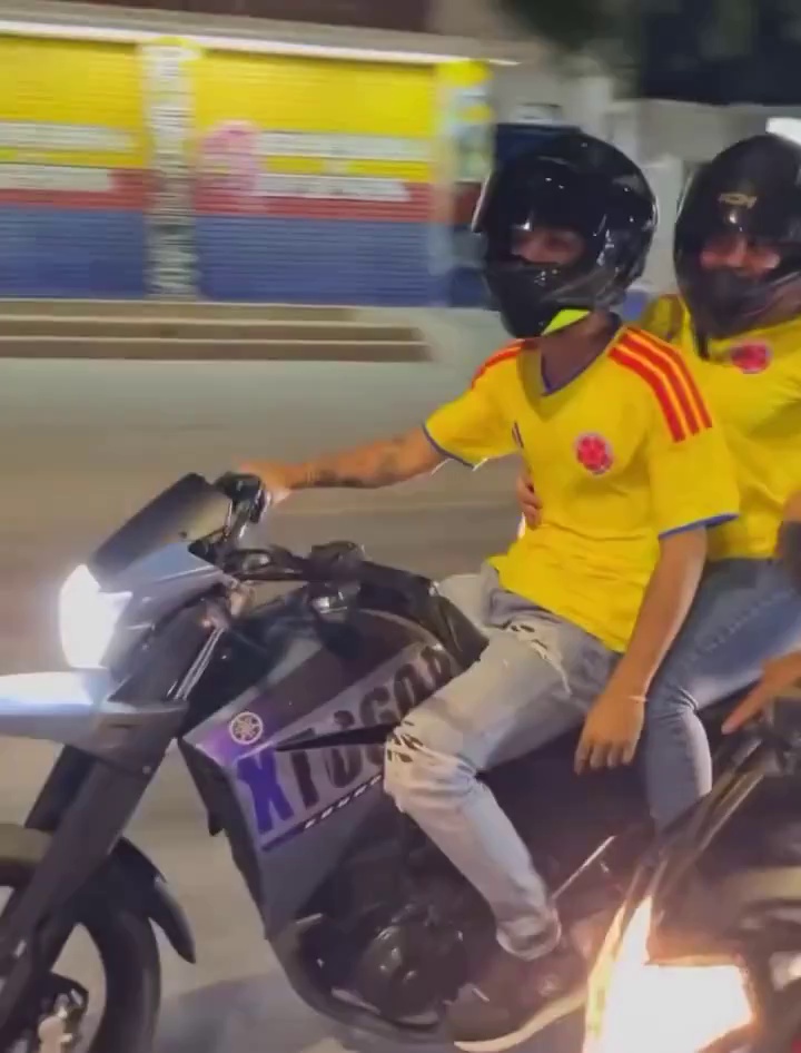 Alias 'Bendito Menor' y 'La Bebecita' recorren las calles de Riohacha durante una caravana de motocicletas, hecho que llevó al presidente electo Abelardo de la Espriella a declararlo objetivo de alto valor.