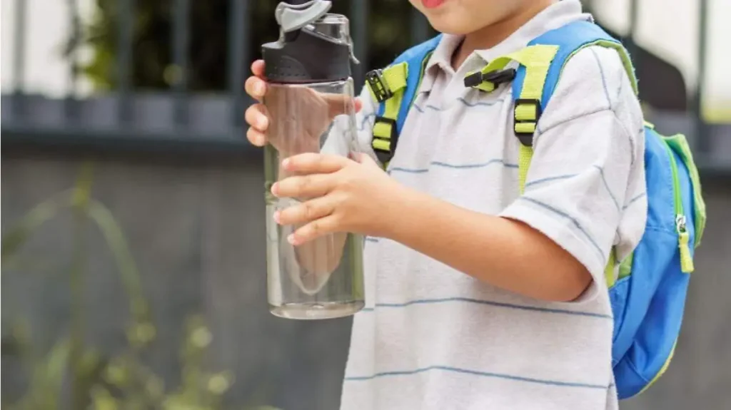 niño bebe agua durante una jornada de altas temperaturas en Valledupar.