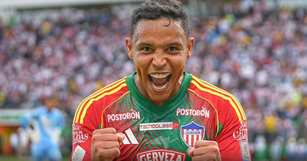 Luis Fernando Muriel celebra uno de sus goles con Junior durante el amistoso disputado en Valledupar.