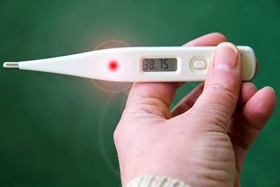 
Termómetro marca fiebre alta, uno de los principales síntomas del dengue en Valledupar