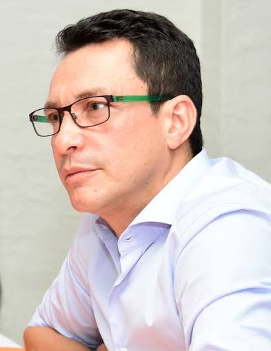 Retrato de un hombre con gafas que ilustra la investigación contra Carlos Caicedo