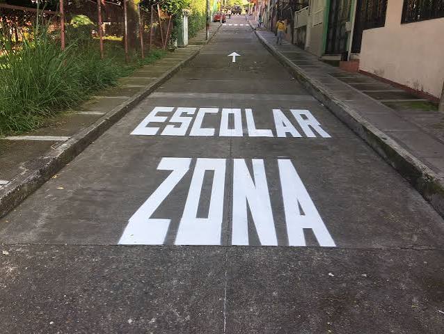 Señalización de zona escolar pintada sobre una vía en Pueblo Bello, Cesar
